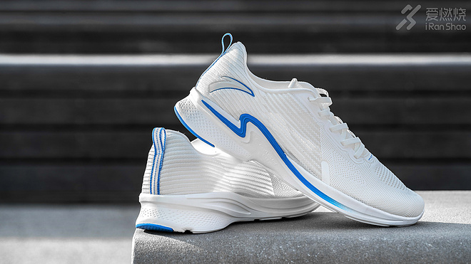 跑鞋｜去年高摘斗轻盈 FLASHLITE 安踏氢跑鞋2.0