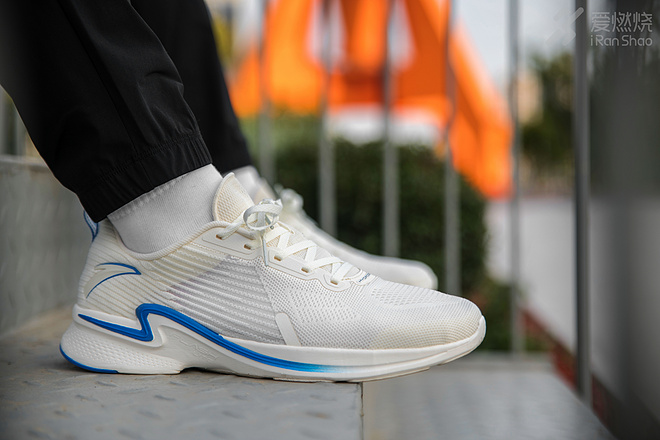跑鞋｜去年高摘斗轻盈 FLASHLITE 安踏氢跑鞋2.0