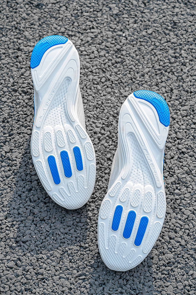 跑鞋｜去年高摘斗轻盈 FLASHLITE 安踏氢跑鞋2.0