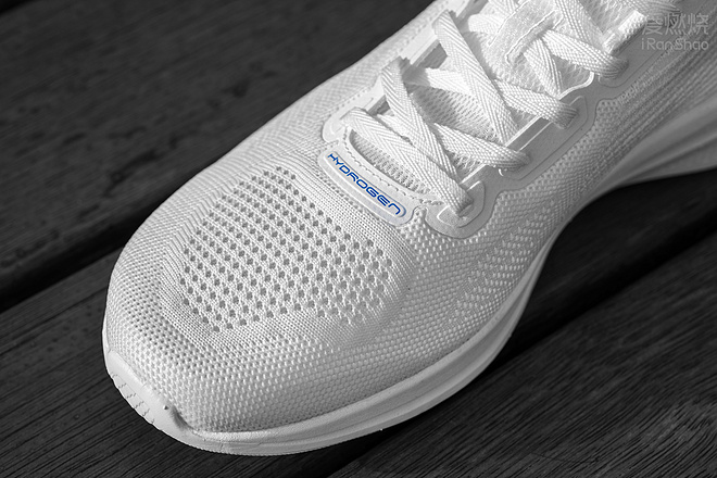 跑鞋｜去年高摘斗轻盈 FLASHLITE 安踏氢跑鞋2.0
