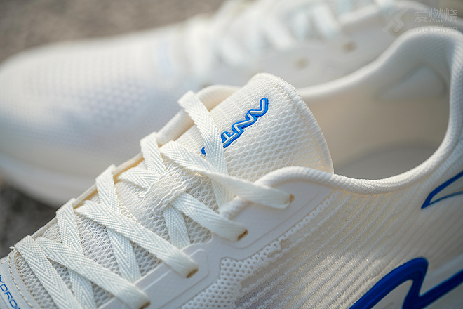 跑鞋｜去年高摘斗轻盈 FLASHLITE 安踏氢跑鞋2.0