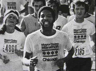 比全马跑者耐力更好的人 是马拉松摄影师