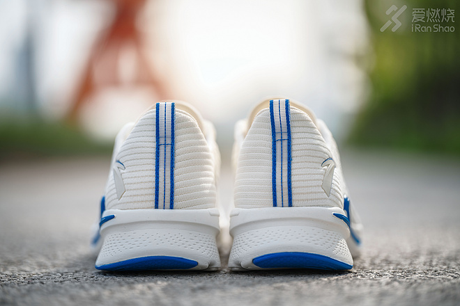 跑鞋｜去年高摘斗轻盈 FLASHLITE 安踏氢跑鞋2.0