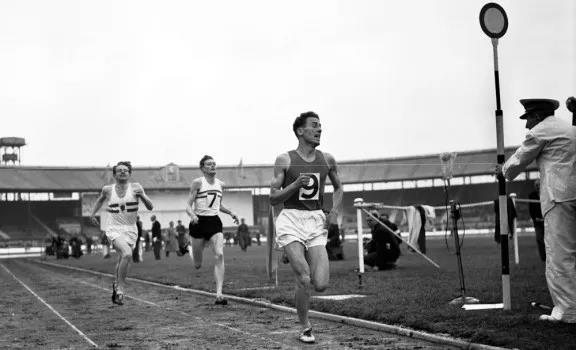 比全马跑者耐力更好的人 是马拉松摄影师