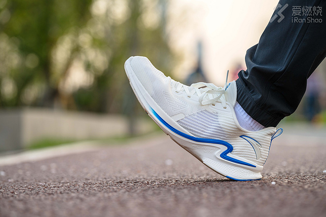 跑鞋｜去年高摘斗轻盈 FLASHLITE 安踏氢跑鞋2.0
