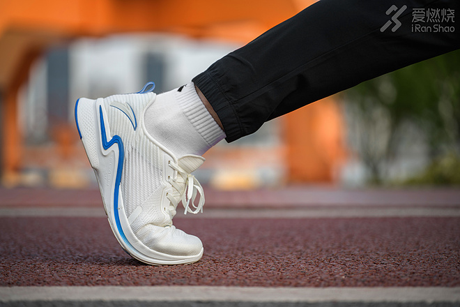 跑鞋｜去年高摘斗轻盈 FLASHLITE 安踏氢跑鞋2.0