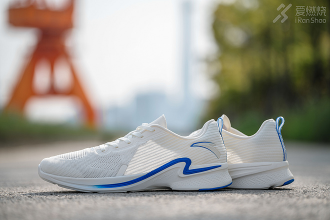 跑鞋｜去年高摘斗轻盈 FLASHLITE 安踏氢跑鞋2.0