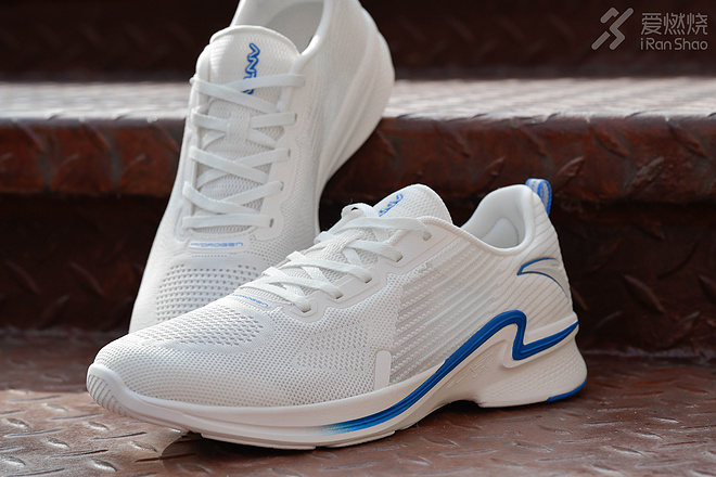 跑鞋｜去年高摘斗轻盈 FLASHLITE 安踏氢跑鞋2.0