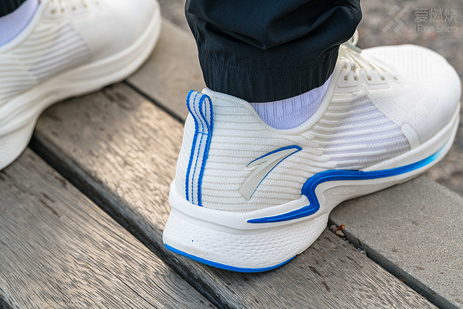 跑鞋｜去年高摘斗轻盈 FLASHLITE 安踏氢跑鞋2.0