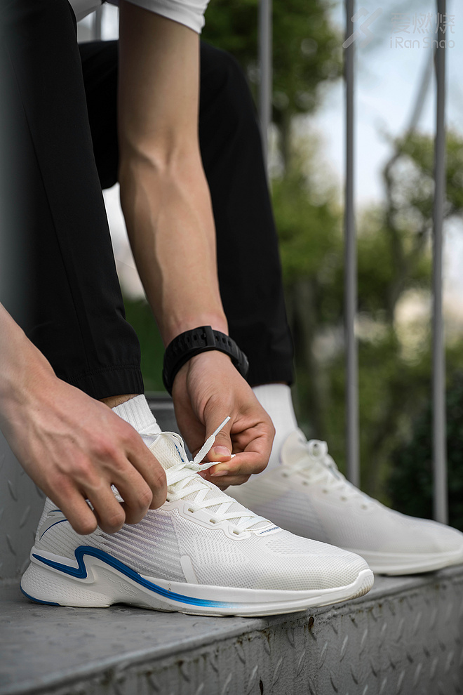 跑鞋｜去年高摘斗轻盈 FLASHLITE 安踏氢跑鞋2.0