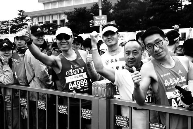 比全马跑者耐力更好的人 是马拉松摄影师