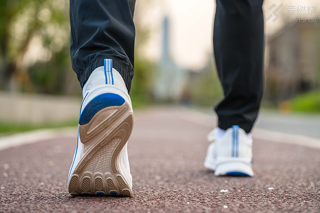 跑鞋｜去年高摘斗轻盈 FLASHLITE 安踏氢跑鞋2.0