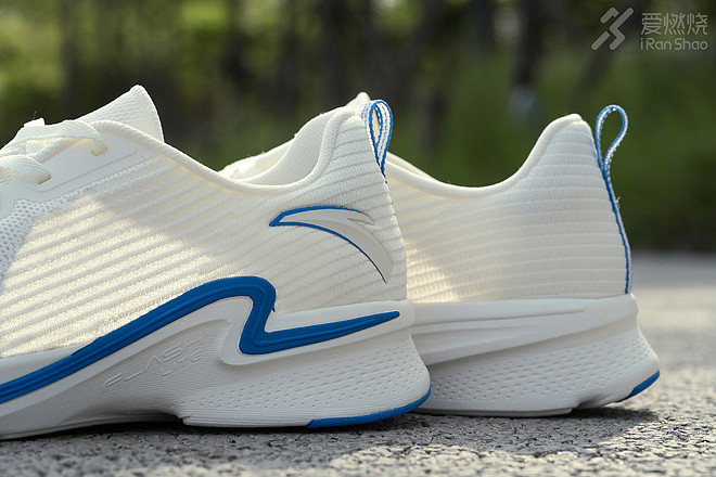 跑鞋｜去年高摘斗轻盈 FLASHLITE 安踏氢跑鞋2.0