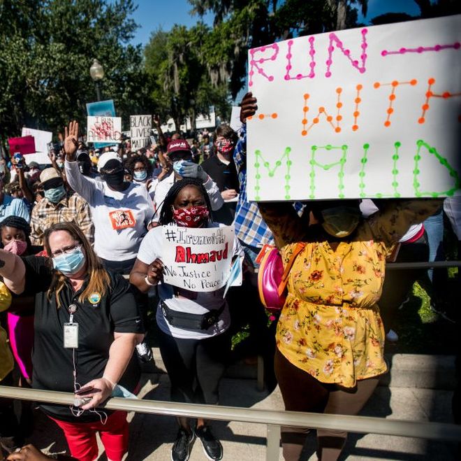 世卫组织发布聚集性赛事办赛指南 多地教育局叫停学生戴口罩跑步 | 跑圈十件事
