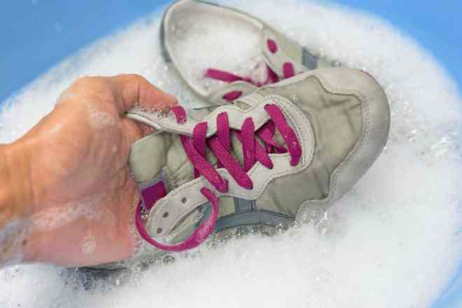 多雨时节难免雨战，你得学习跑鞋的正确清洗姿势