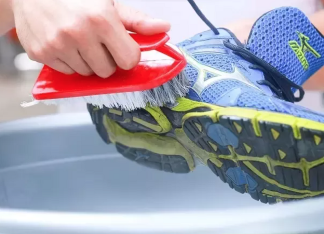 多雨时节难免雨战，你得学习跑鞋的正确清洗姿势