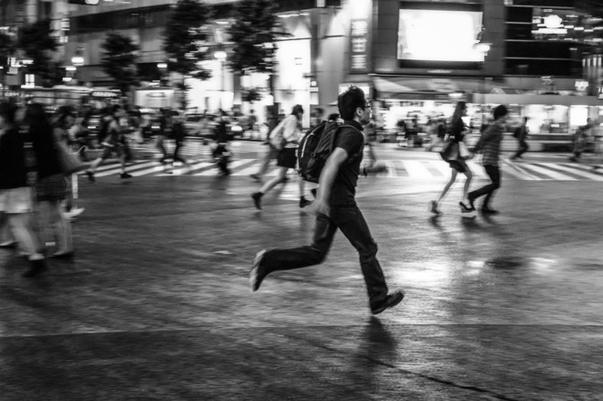 多雨时节难免雨战，你得学习跑鞋的正确清洗姿势