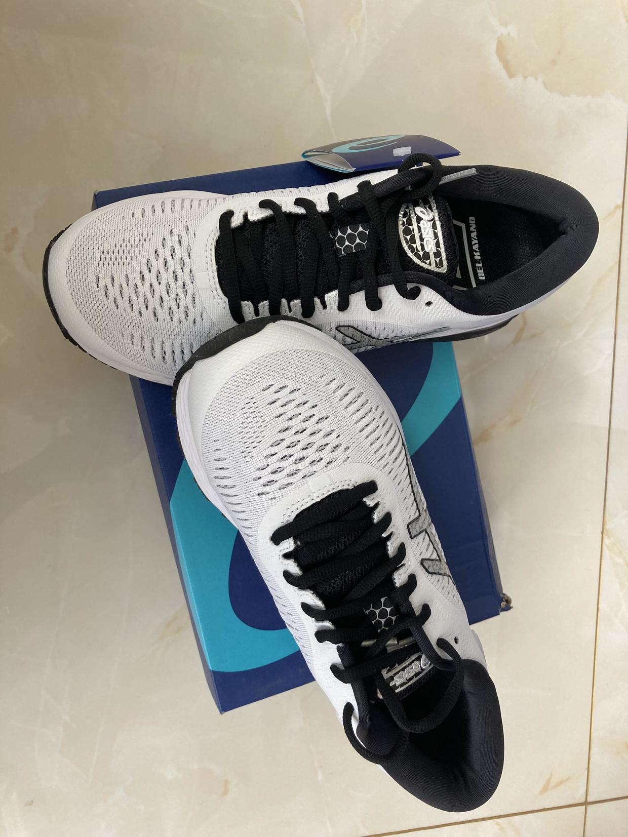 跑鞋之王VS跑鞋中的劳斯莱斯，亚瑟士和索康尼谁更胜一筹？