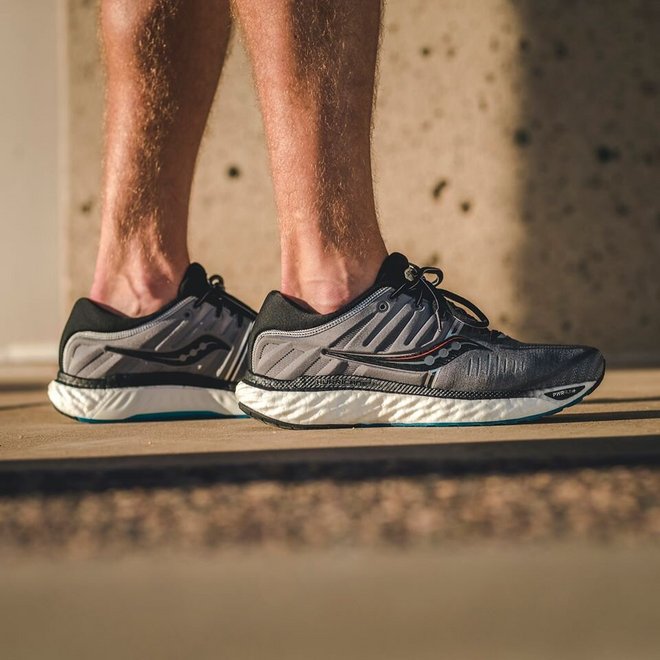 有哪些跑鞋保护脚踝？