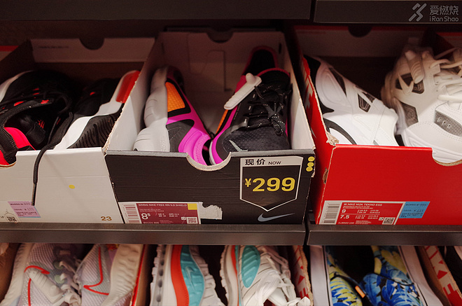 探店奥特莱斯｜配齐一套Nike的跑步装备需要多少钱