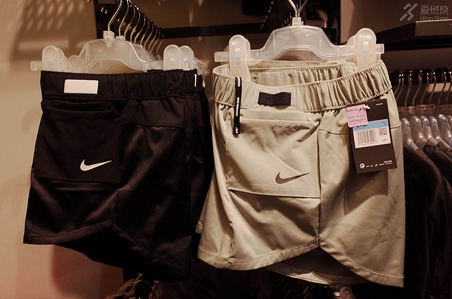 探店奥特莱斯｜配齐一套Nike的跑步装备需要多少钱