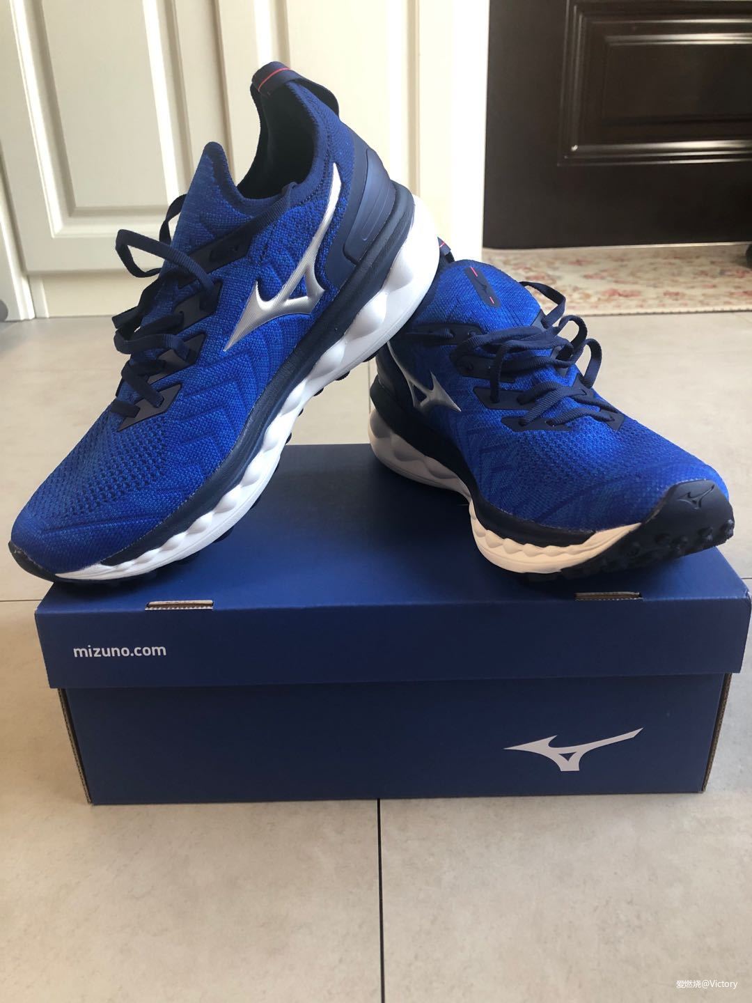 一双让我上脚一跑起来就联想到日系豪华车的慢跑鞋----美津浓WAVE SKY NEO测评