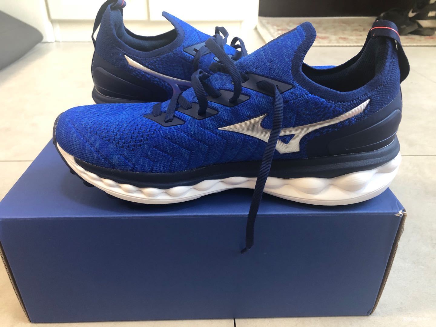 一双让我上脚一跑起来就联想到日系豪华车的慢跑鞋----美津浓WAVE SKY NEO测评