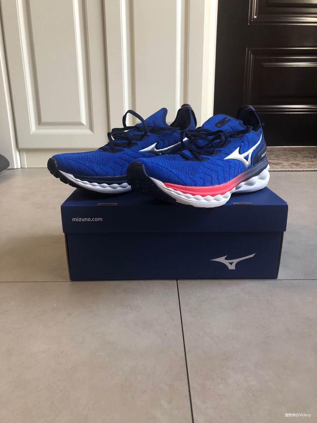 一双让我上脚一跑起来就联想到日系豪华车的慢跑鞋----美津浓WAVE SKY NEO测评