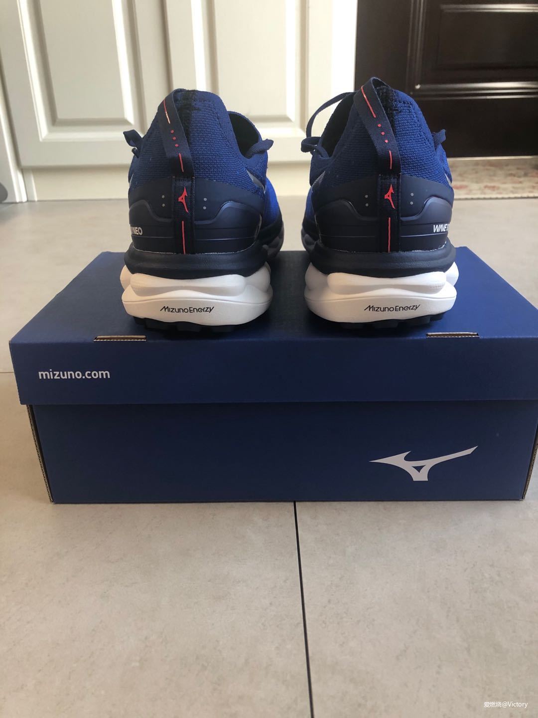 一双让我上脚一跑起来就联想到日系豪华车的慢跑鞋----美津浓WAVE SKY NEO测评