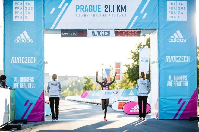 男女1小时跑世界纪录均告破 纯女子半马世界纪录告破 | 跑圈十件事