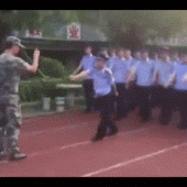 走着走着，怎么就顺拐了？