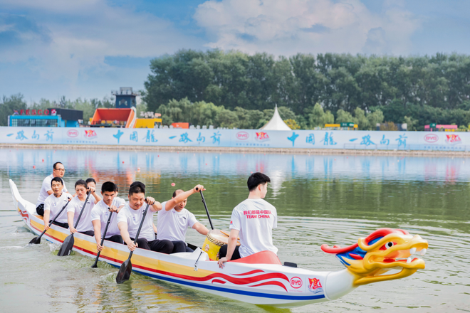竞技龙舟迎来入水首秀  比亚迪用科技助力“龙舟入奥”