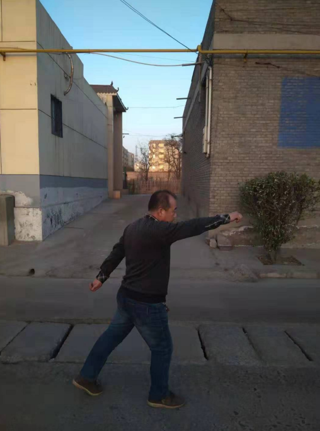 走着走着，怎么就顺拐了？