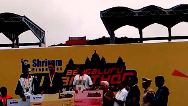 42.195 总有人和你一样命苦