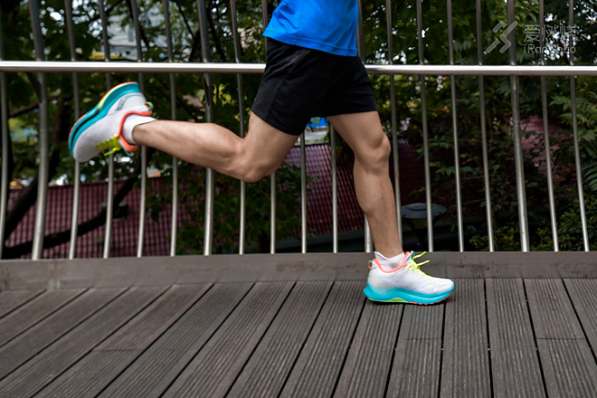 跑鞋｜慢跑伴侣 Saucony Endorphin Shift