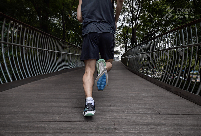 跑鞋｜冷硬作派 New Balance 890V8