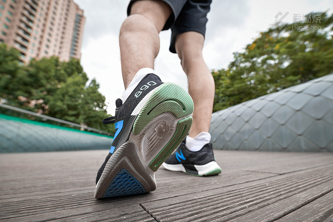 跑鞋｜冷硬作派 New Balance 890V8