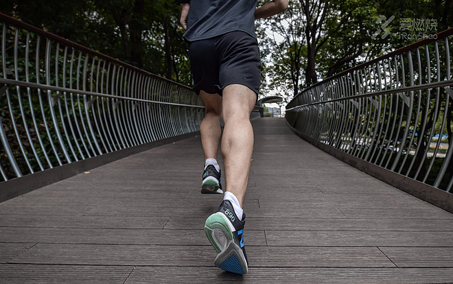 跑鞋｜冷硬作派 New Balance 890V8