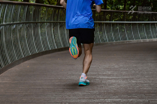 跑鞋｜慢跑伴侣 Saucony Endorphin Shift