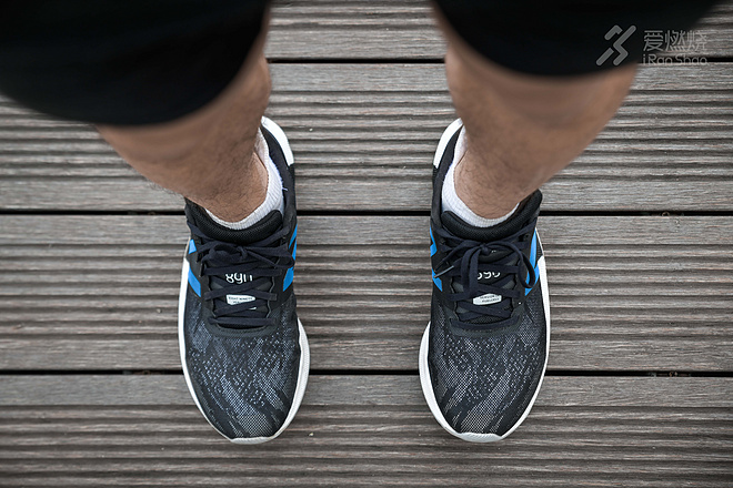 跑鞋｜冷硬作派 New Balance 890V8