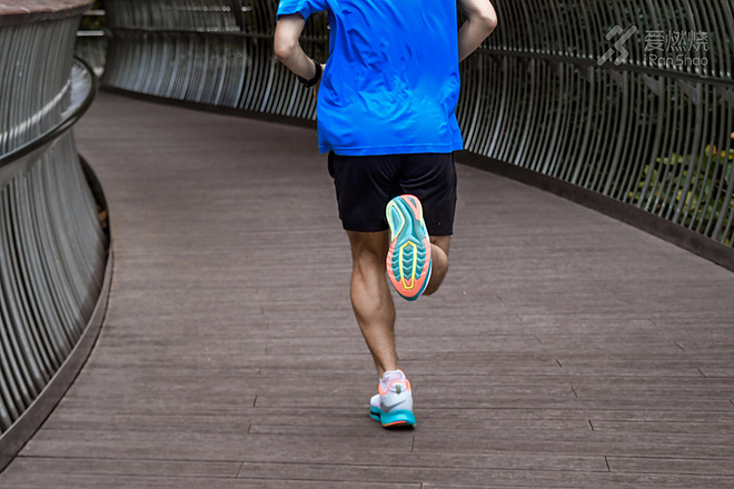 跑鞋｜慢跑伴侣 Saucony Endorphin Shift