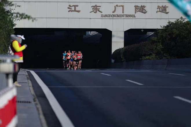 龙蟠虎踞战金陵，子成蓉城勇夺冠