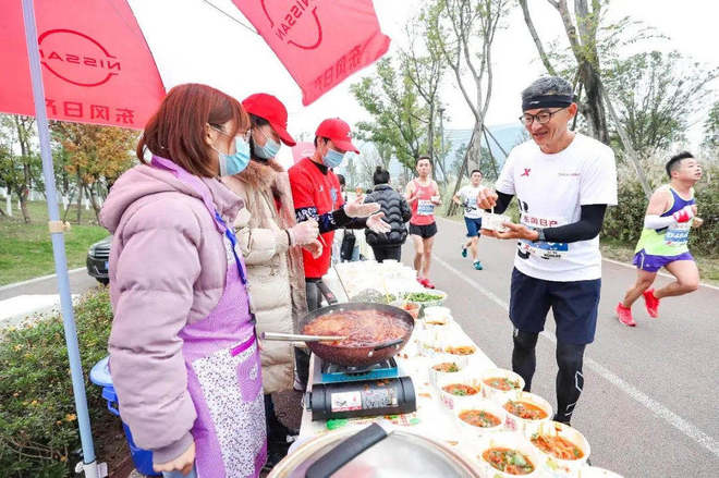 龙蟠虎踞战金陵，子成蓉城勇夺冠