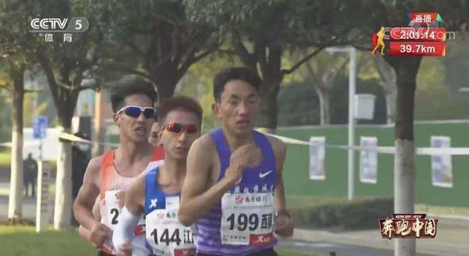 龙蟠虎踞战金陵，子成蓉城勇夺冠