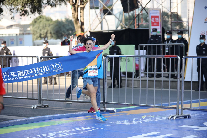 2020重庆马拉松圆满收官，HOKA ONE ONE精英队选手李波、向付召勇获男女组第一