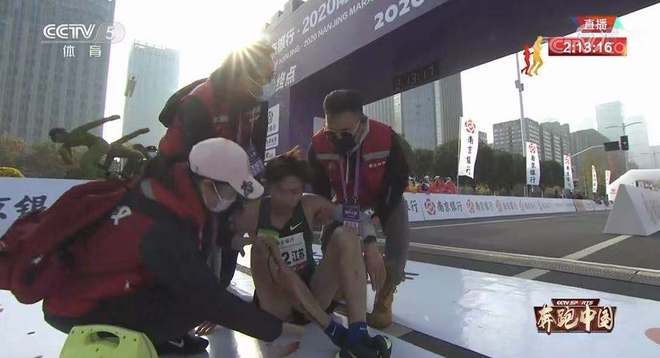 龙蟠虎踞战金陵，子成蓉城勇夺冠