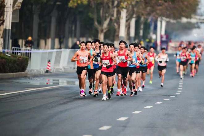 龙蟠虎踞战金陵，子成蓉城勇夺冠