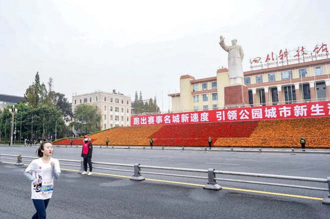 龙蟠虎踞战金陵，子成蓉城勇夺冠