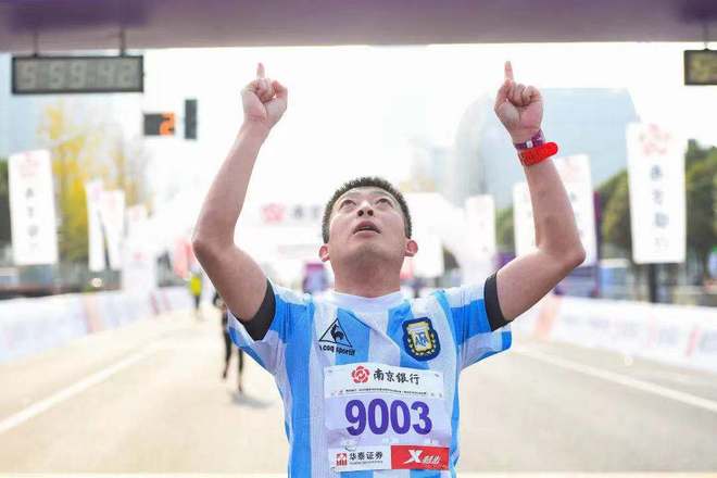 龙蟠虎踞战金陵，子成蓉城勇夺冠