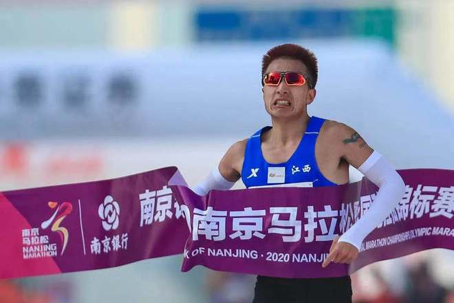 龙蟠虎踞战金陵，子成蓉城勇夺冠